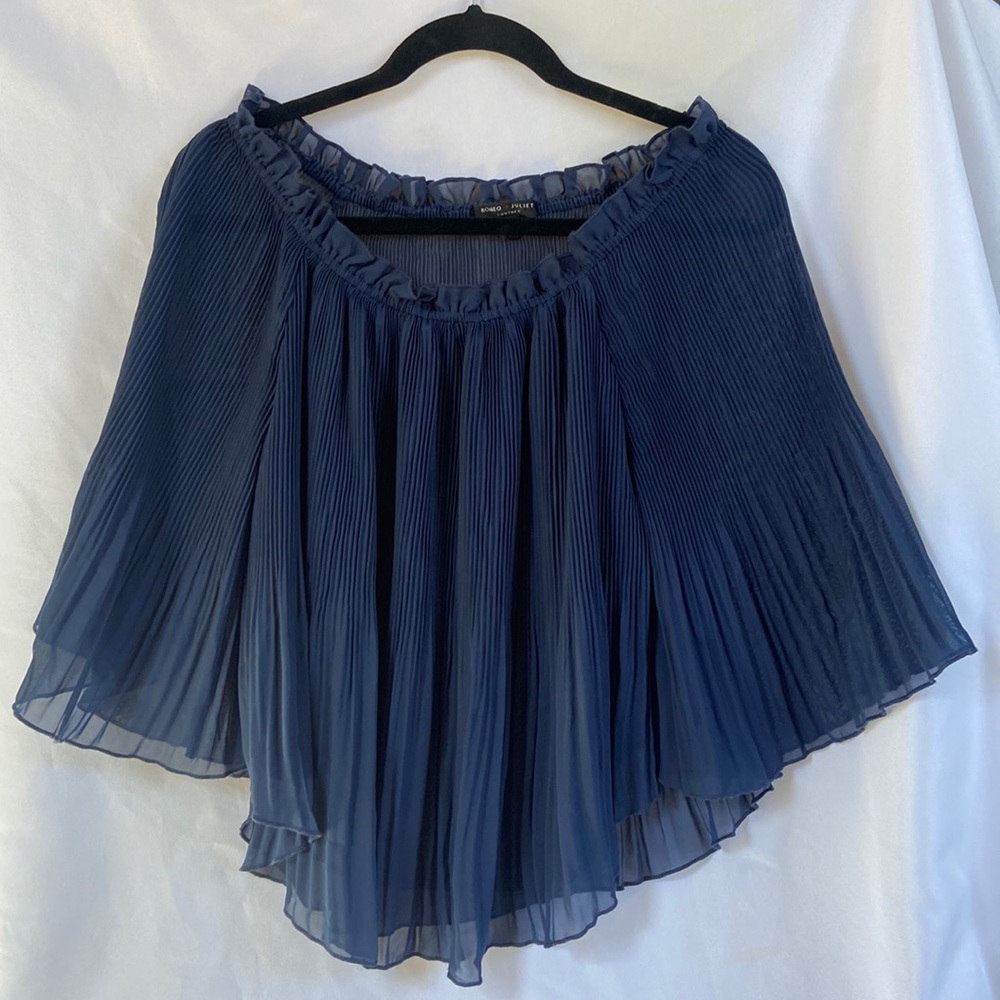 Romeo + Juliet Couture size small baby blue pleated top